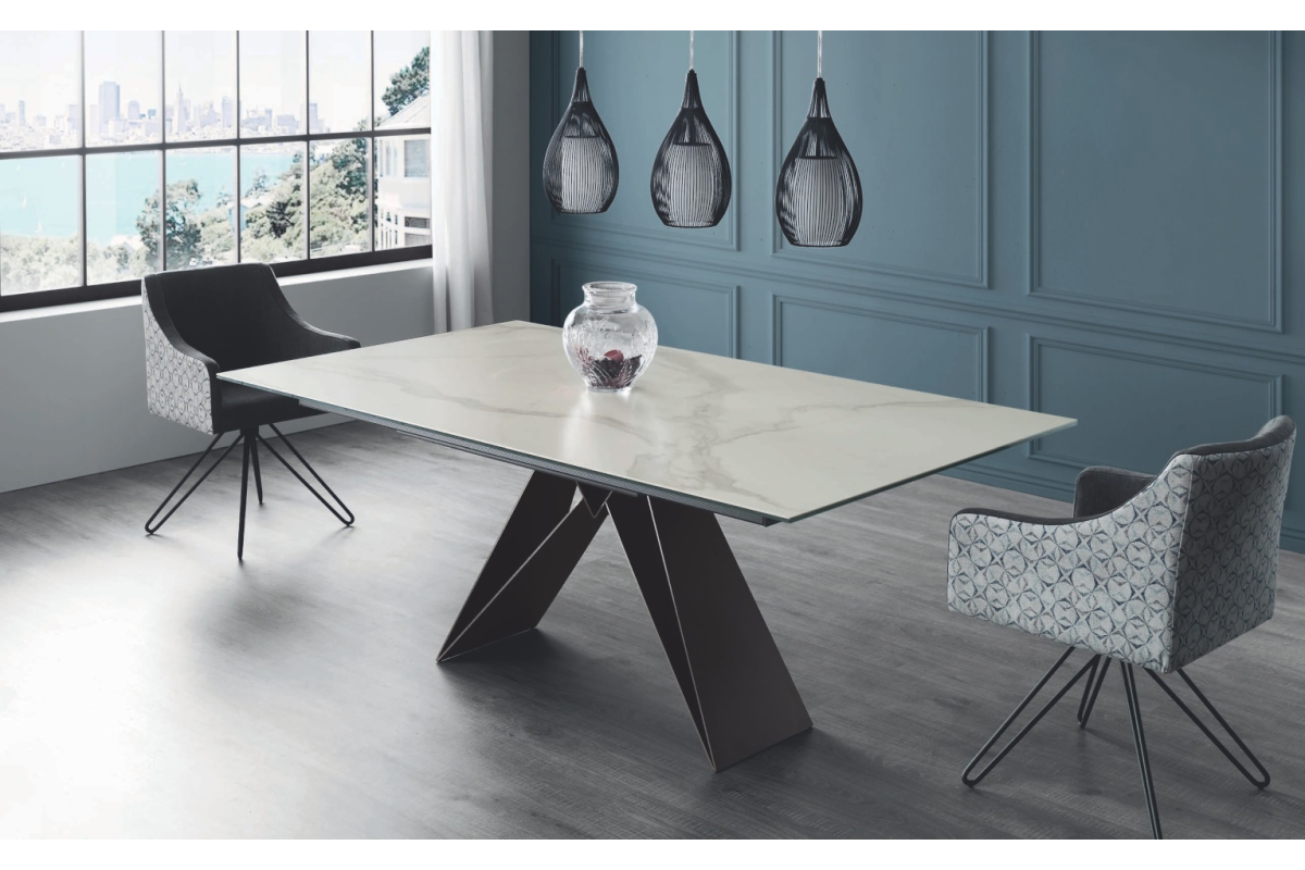 Mesa de comedor extensible tapa porcelánico y pata central metálica con diseño moderno modelo Anas de Indesan