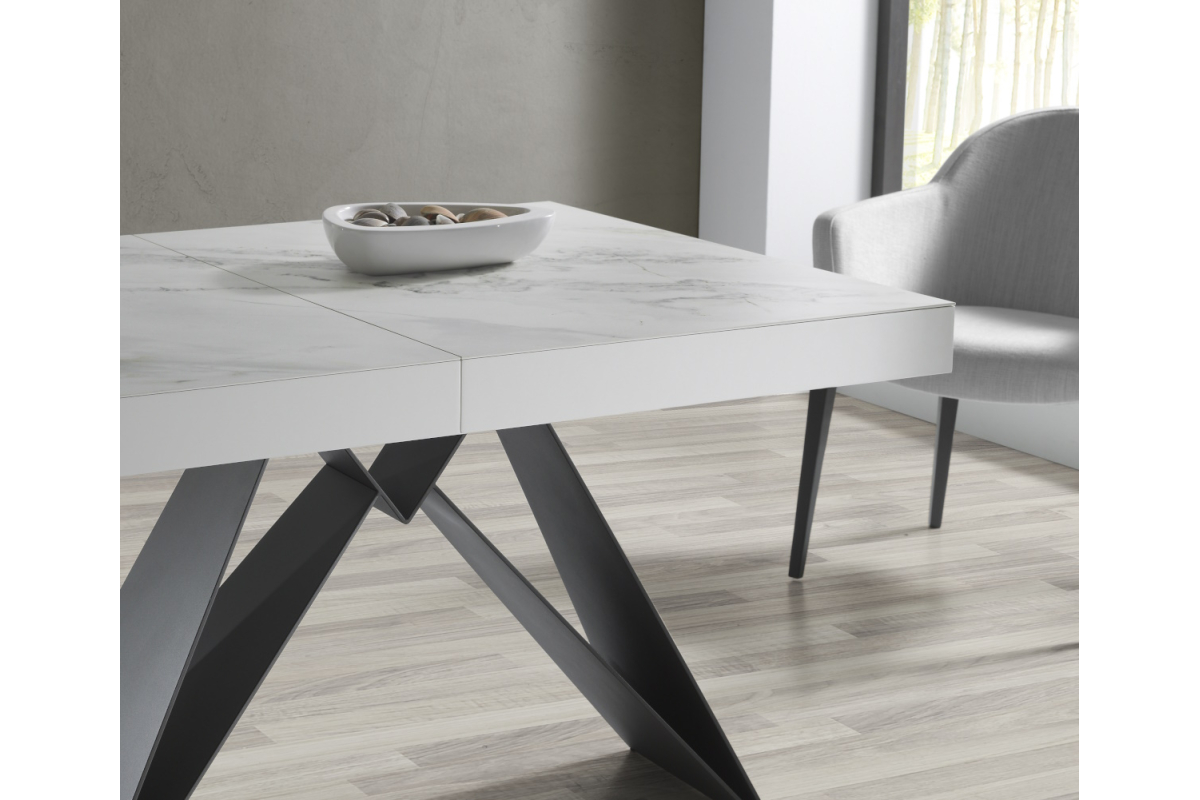 Detalle mesa de comedor extensible tapa porcelánico y pata central metálica con diseño moderno modelo Stato de Indesan