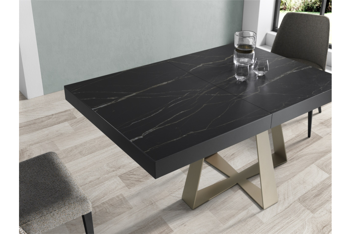 Detalle mesa de comedor extensible tapa porcelánico y pata central metálica con diseño moderno modelo Cross de Indesan