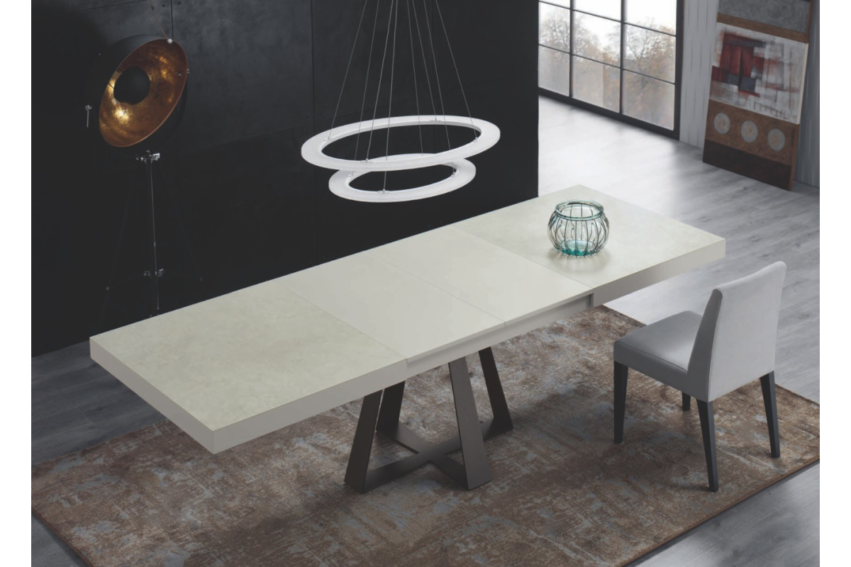 Detalle mesa de comedor extensible tapa porcelánico y pata central metálica con diseño moderno modelo Cross de Indesan