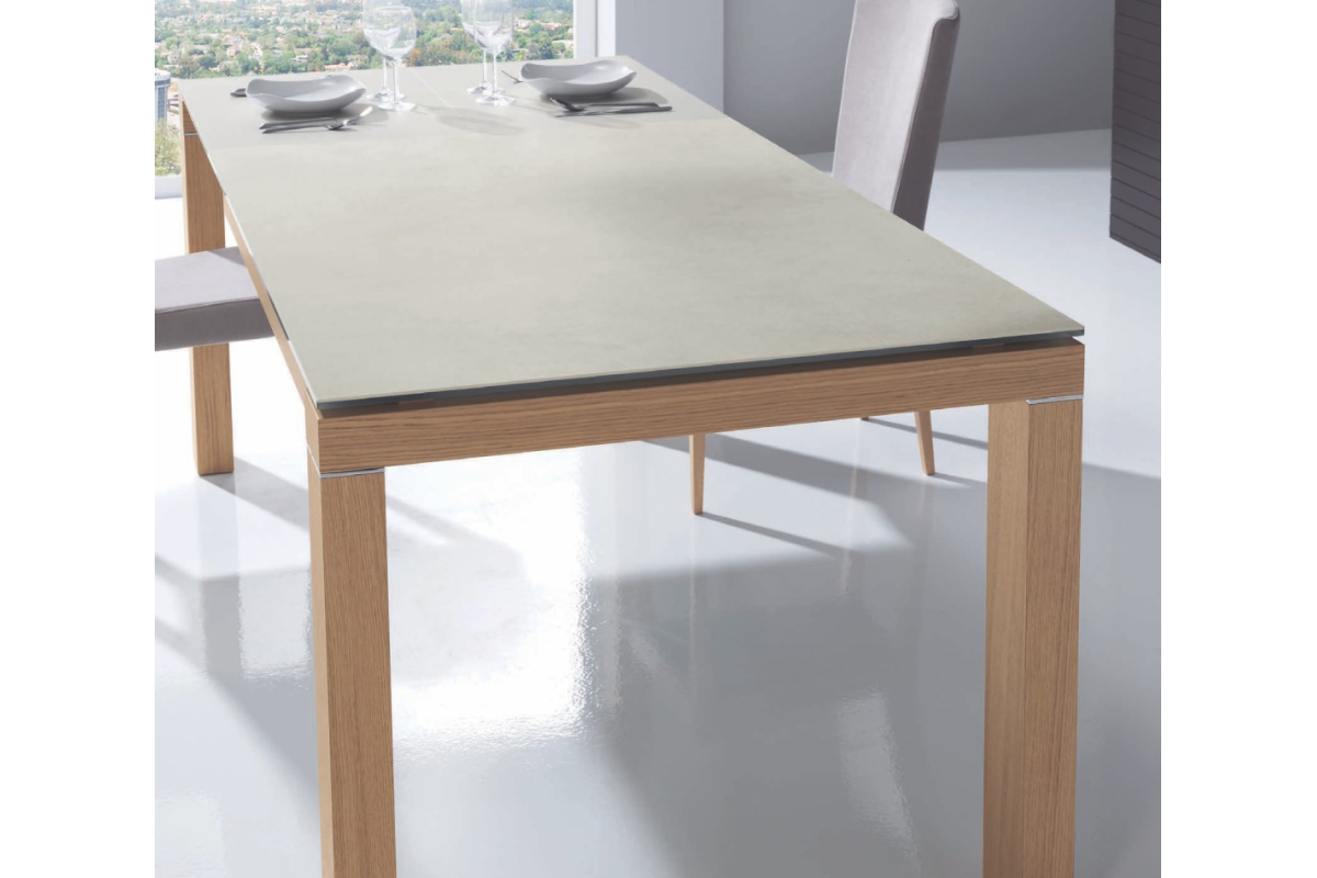 Detalle mesa de comedor extensible tapa porcelánico y pata central metálica con diseño moderno modelo Armonia de Indesan