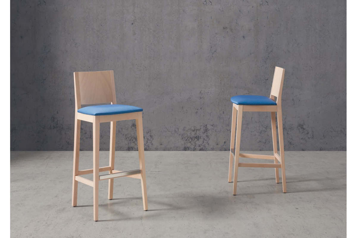 Taburete cocina madera moderno modelo Cleo de comedor de Funcional Mobiliario Altair.jpg