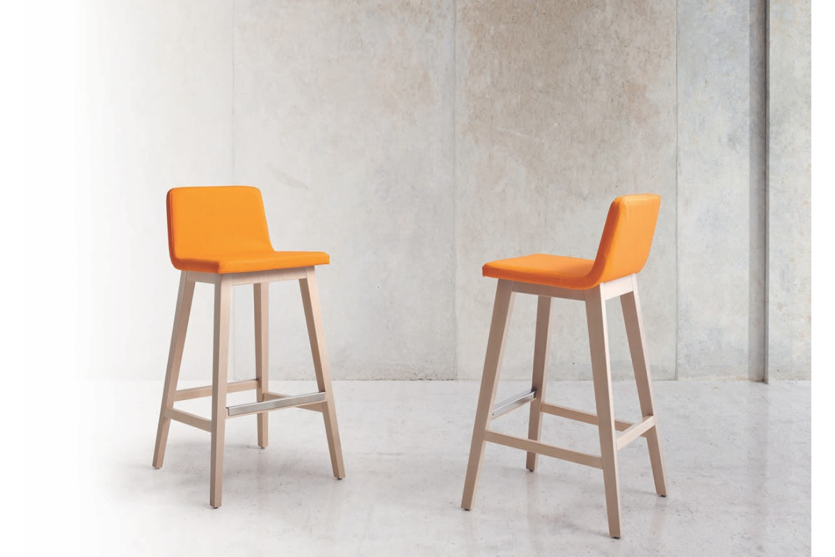 Taburete cocina tapizado moderno modelo Raina de comedor de Funcional Mobiliario Altair.jpg
