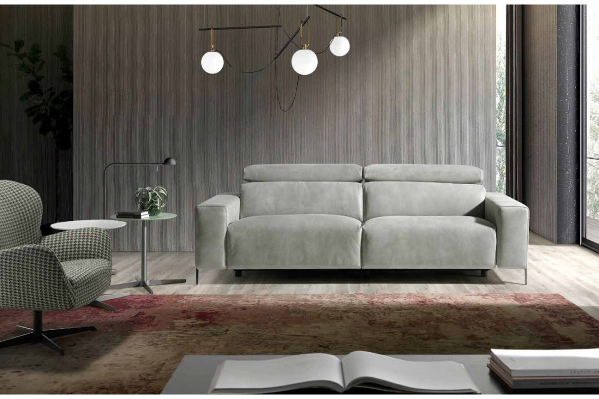 Sofá moderno con asientos relax eléctricos modelo Riviera con pata alta de Eneas by Xirivella