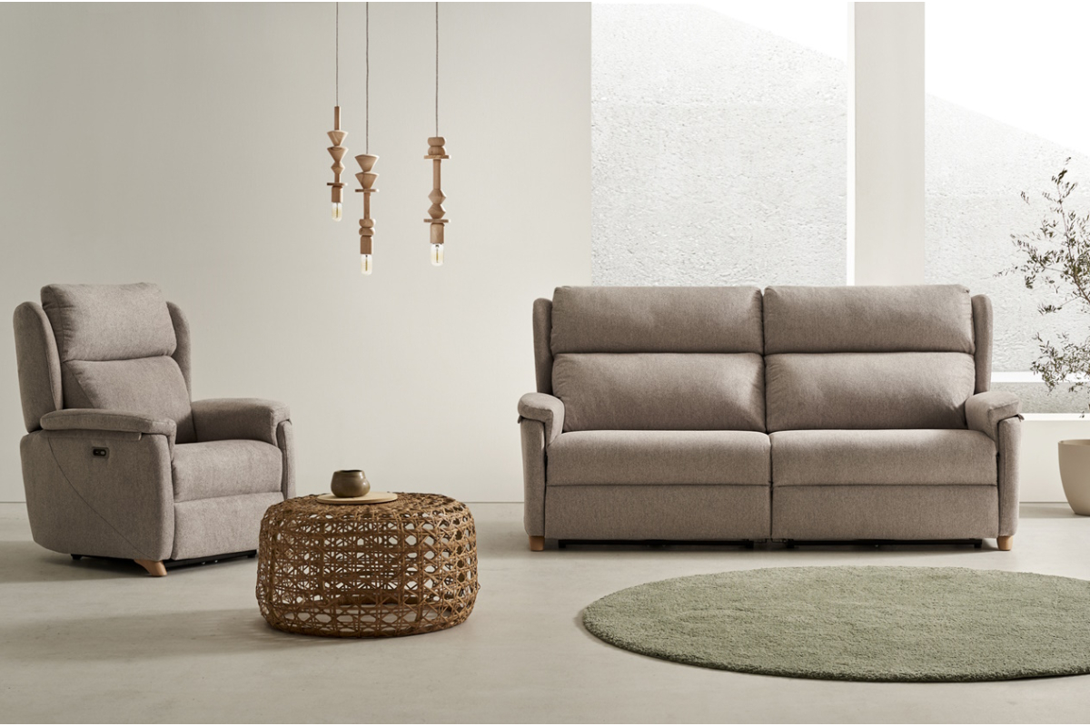 Sofá clásico con asientos relax eléctricos modelo Diverso de Reyes Ordoñez
