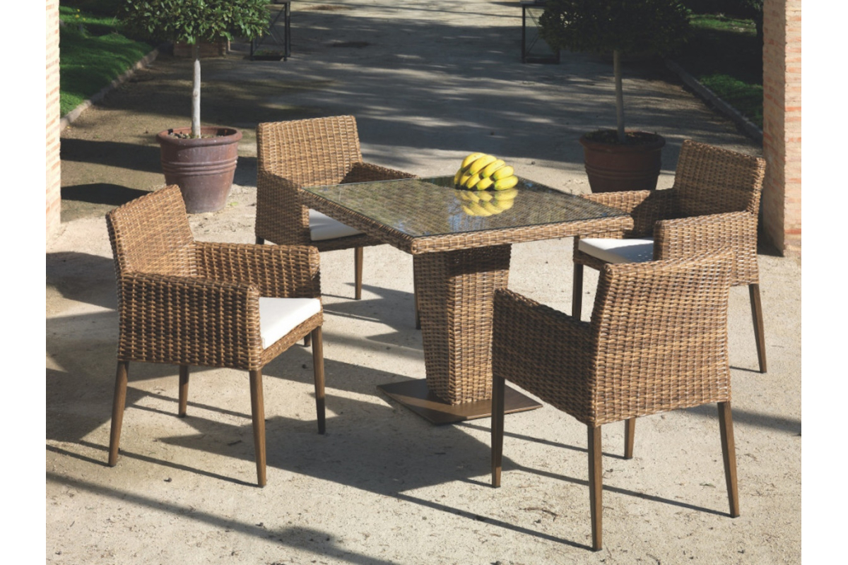 Conjunto de mesa modelo Agadir 162 y 4 sillas modelo Agadir 161 de terraza o jardín de Arkimueble