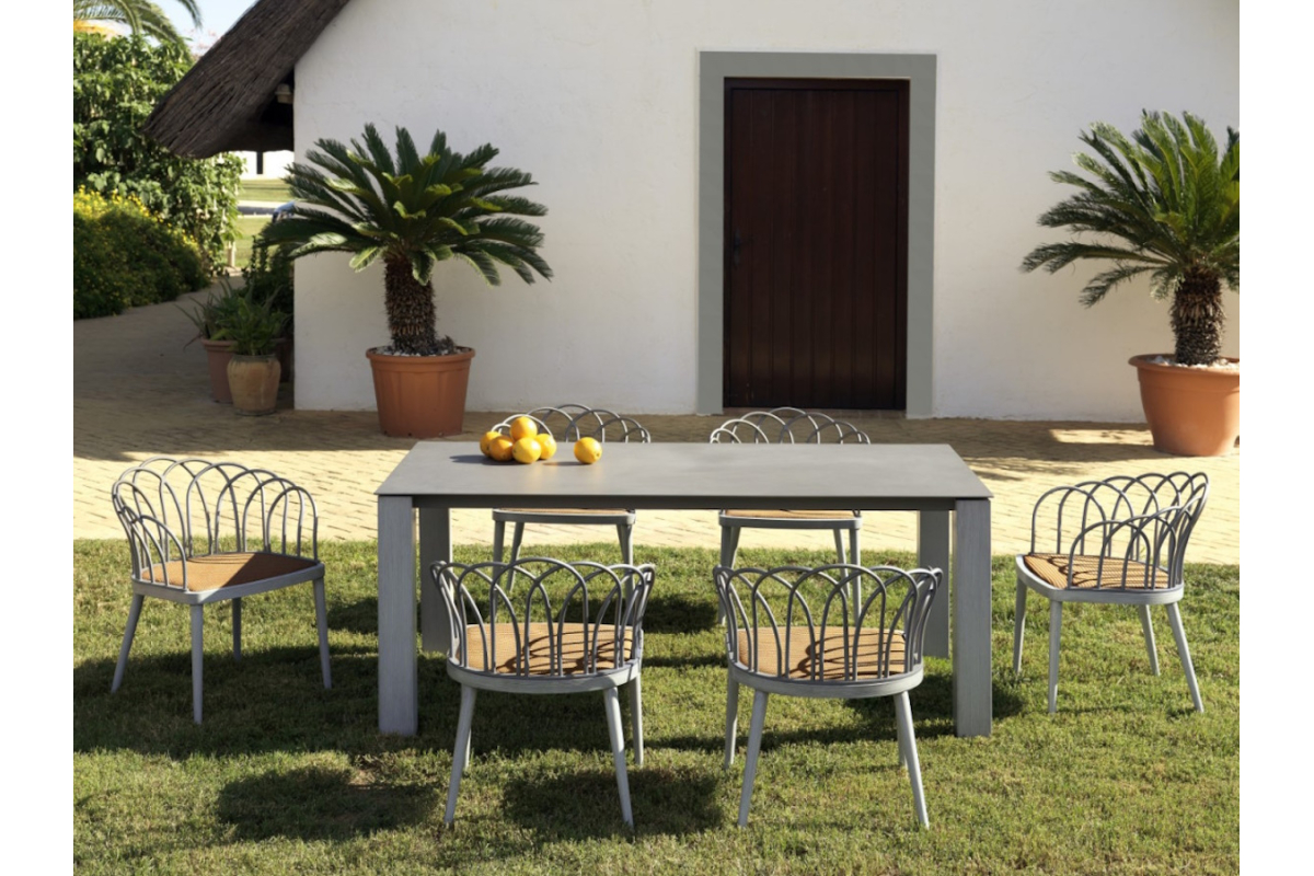 Conjunto de mesa modelo Sintra 447 y 4 sillas modelo Sintra 446 de terraza o jardín de Arkimueble