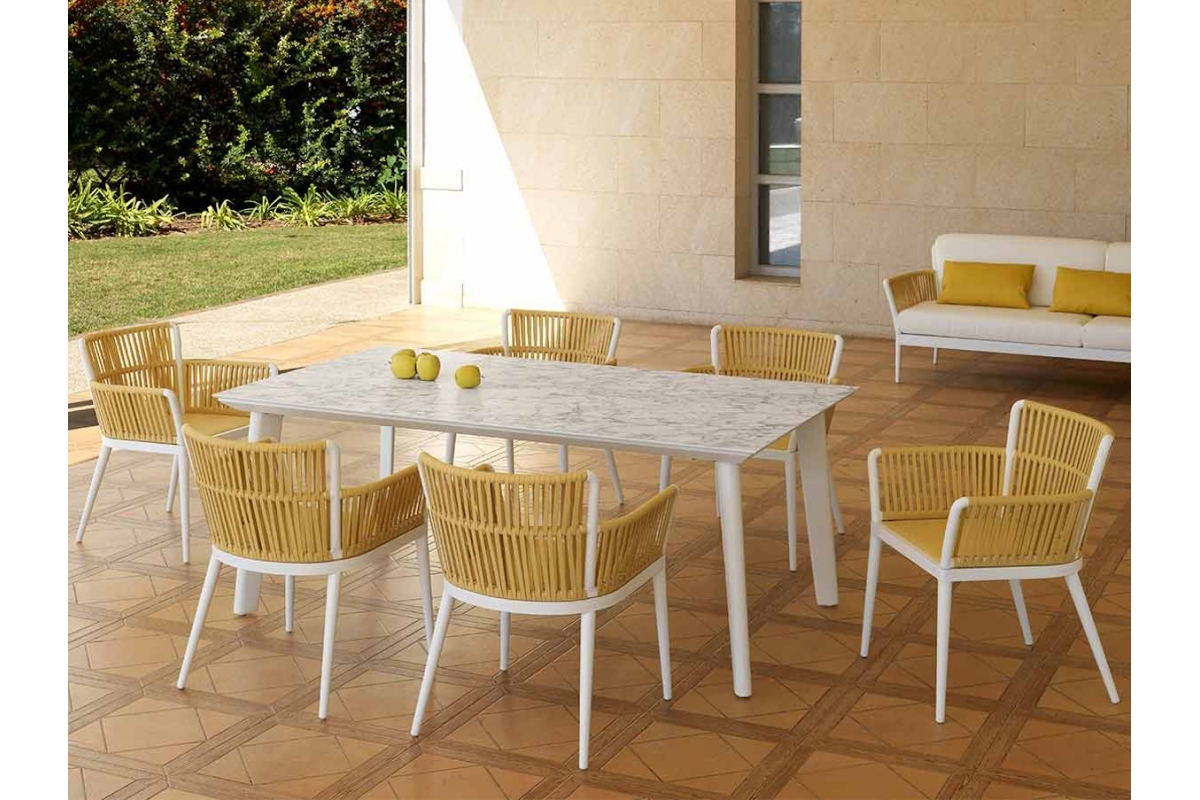 Conjunto de mesa modelo Arena 237 y 6 sillas modelo Arena 236 de terraza o jardín de Arkimueble