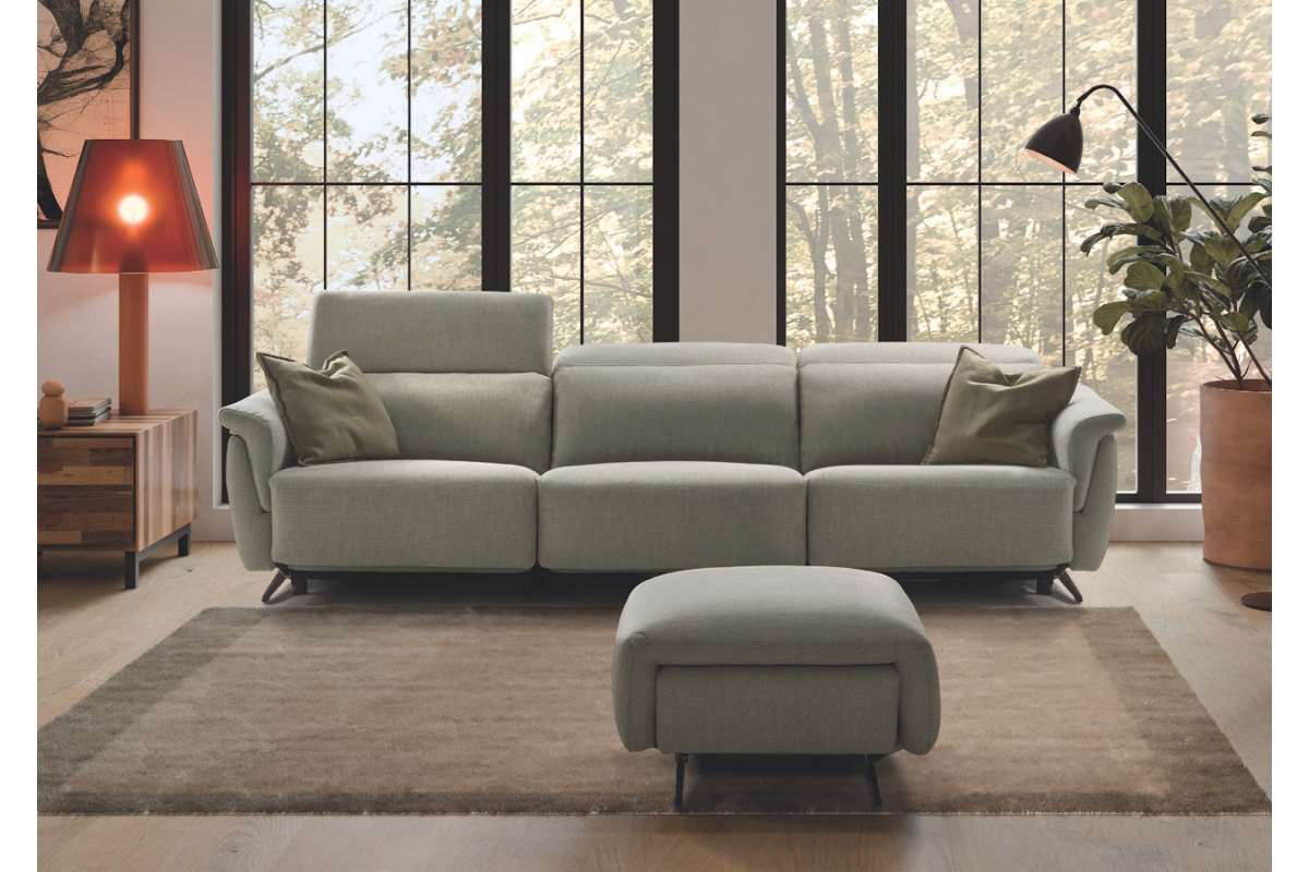 Sofá moderno modelo Ingrid con diseño minimalista y asientos de relax eléctricos de Pedro Ortiz