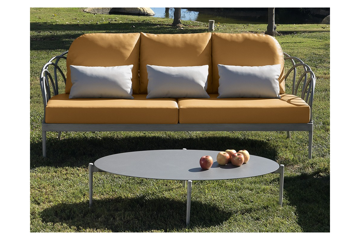 Sofá de tres plazas de jardín modelo Sintra de la firma Arkimueble