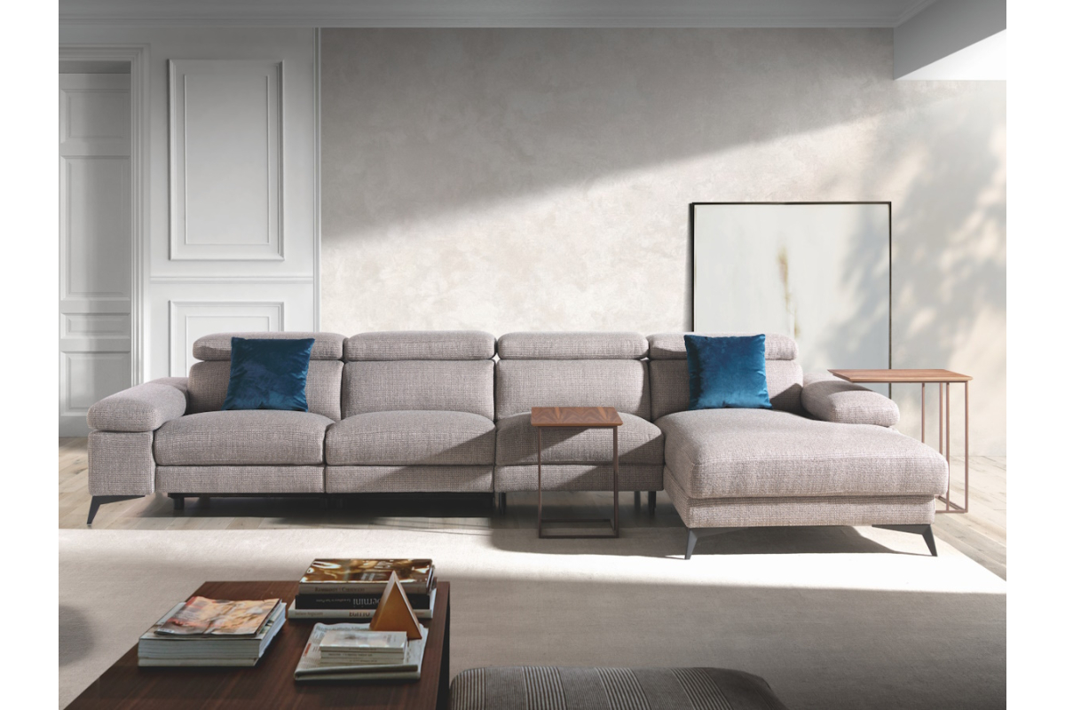 Sofá moderno con chaiselongue modelo Antares con asientos de relax eléctricos de Afos Sofás