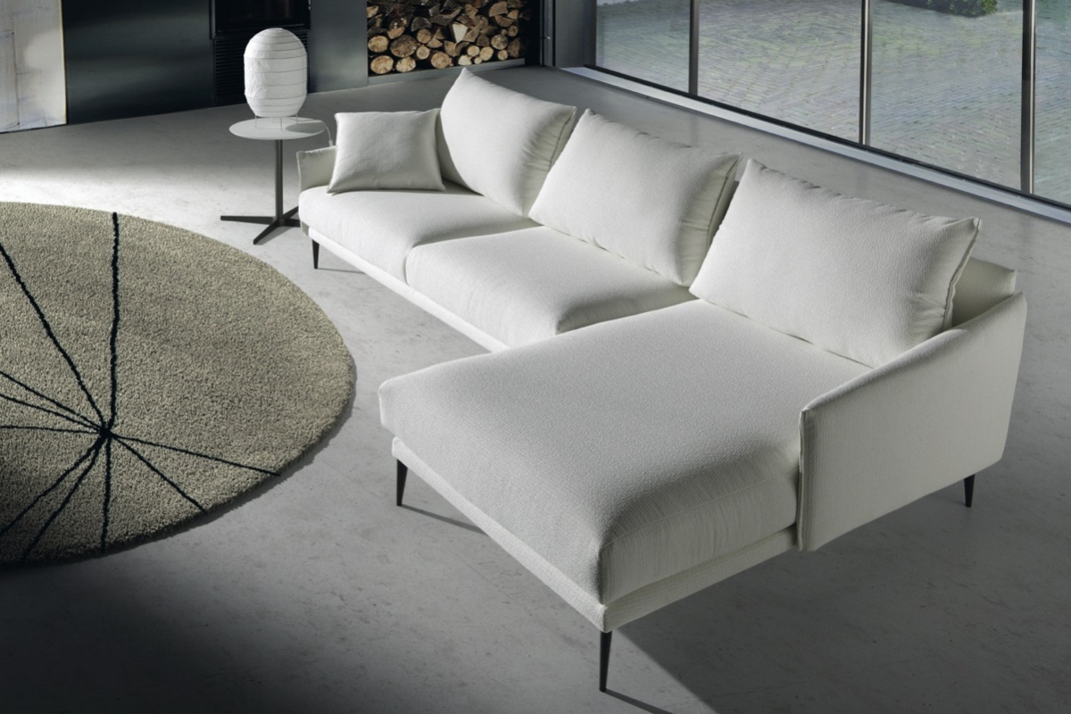 Sofá con chaiselongue moderno París con diseño minimalista y asientos fijos de Eneas by Xirivella