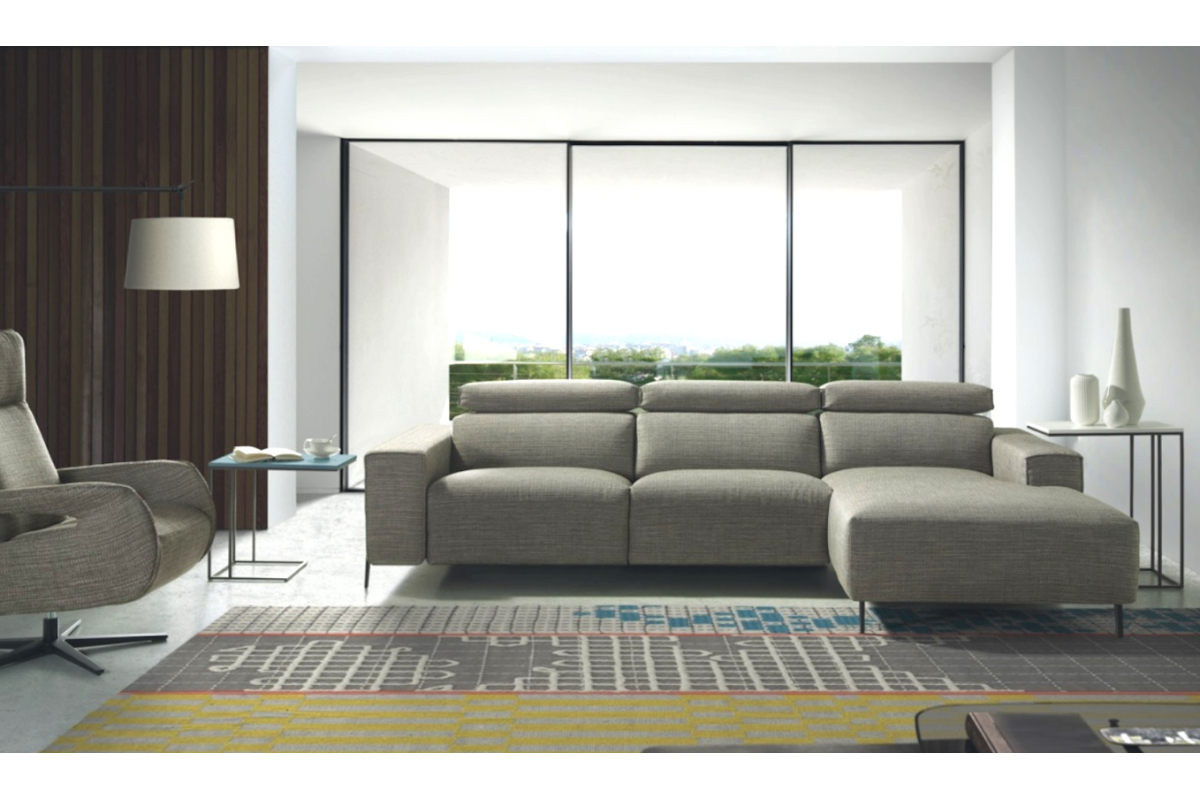 Sofá chaiselongue moderno modelo Rivera con diseño minimalista con asientos de relax eléctricos de Eneas by Xirivella
