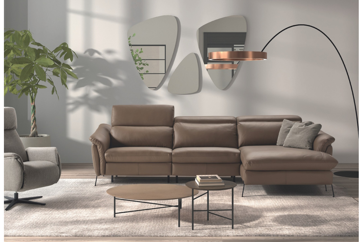 Sofá con chasielongue moderno modelo Tessa con asientos de relax eléctricos con diseño minimalista de Pedro Ortiz