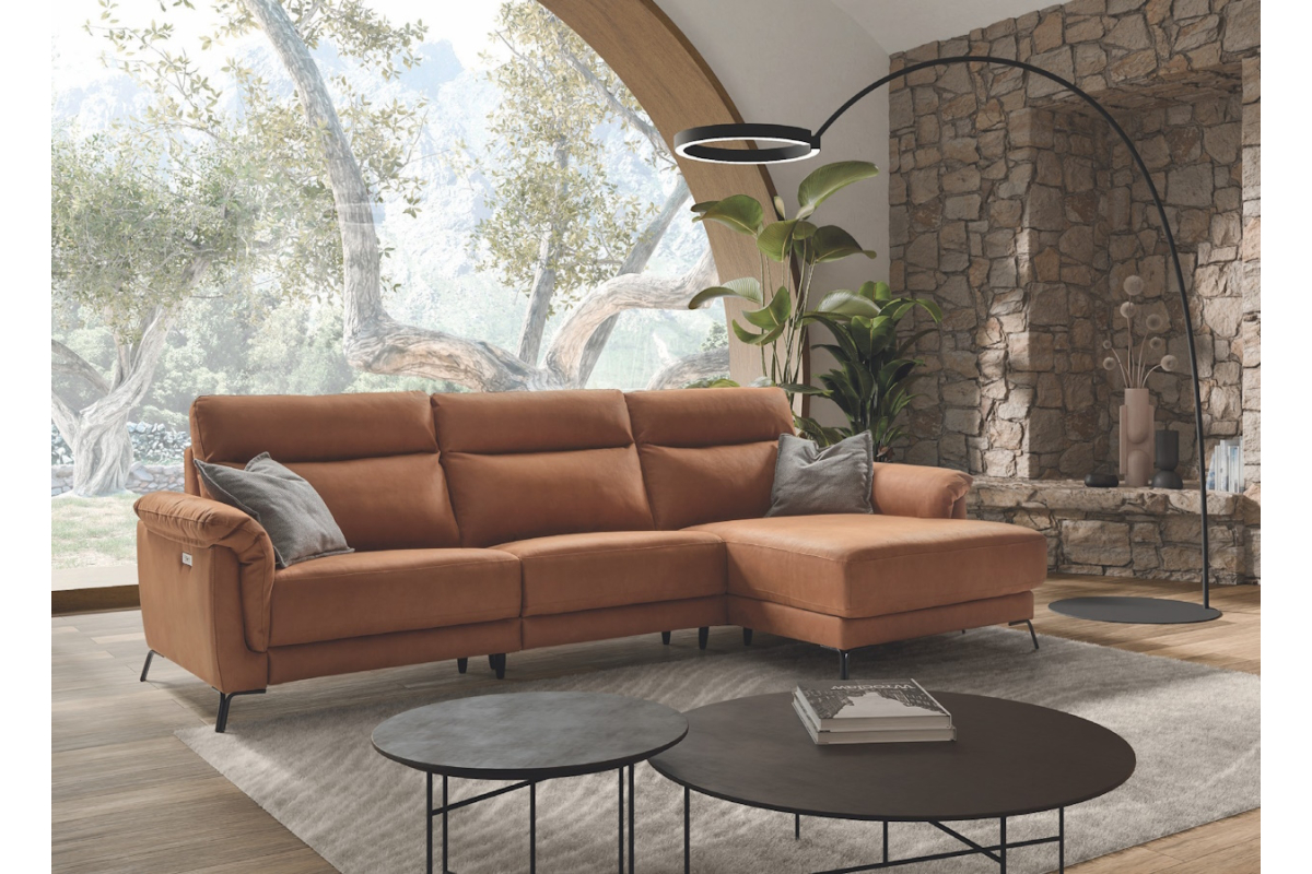 Sofá con chasielongue moderno modelo Vega con asientos de relax eléctricos con diseño minimalista de Pedro Ortiz