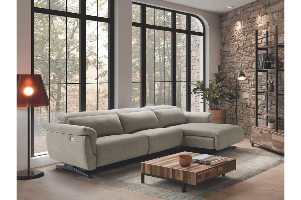 Sofá con chasielongue moderno modelo Ingrid con asientos de relax eléctricos con diseño minimalista de Pedro Ortiz