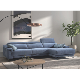 Sofá chasielongue con diseño moderno modelo Mirella con asientos de relax eléctricos de Pedro Ortiz