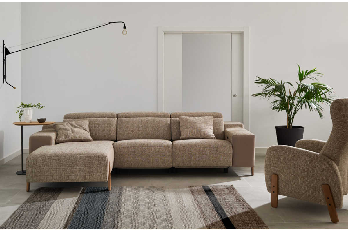 Sofá con chaiselongue moderno modelo Papúa con asientos de relax eléctricos de Reyes Ordoñez