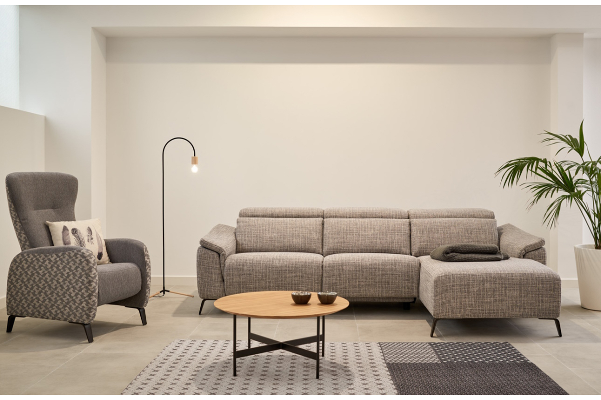 Sofá chaiselongue con diseño moderno modelo Tucán con asientos de relax eléctricos de Reyes Ordoñez