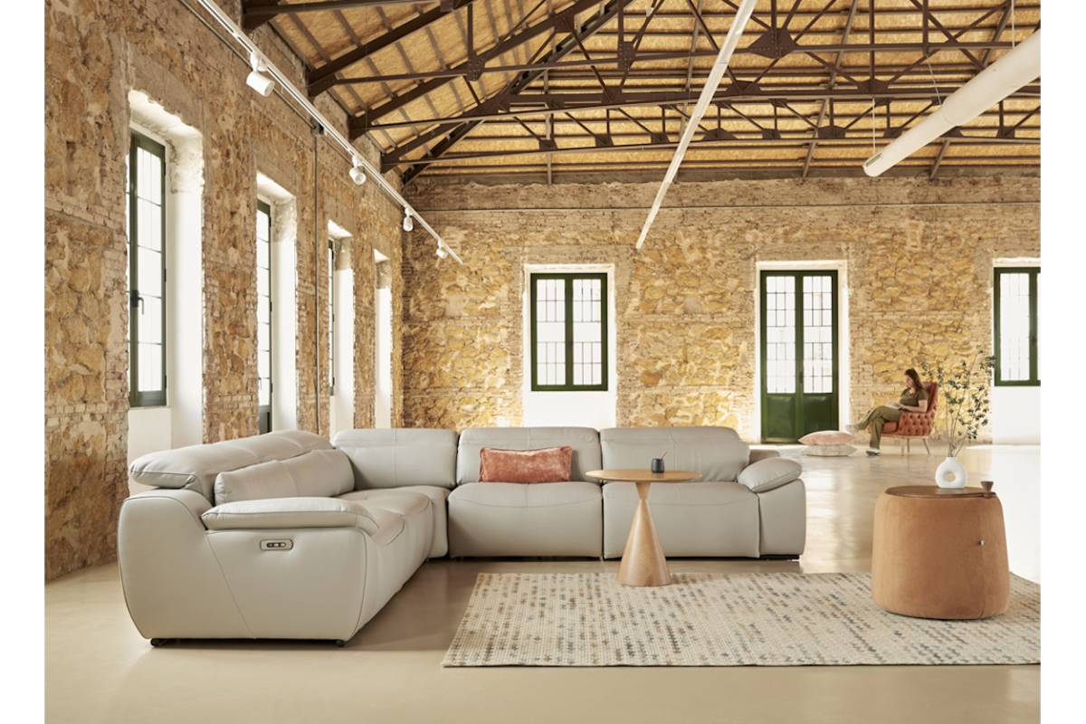 Sofá rinconera con diseño moderno modelo Íbero con asientos de relax eléctricos de Reyes Ordoñez