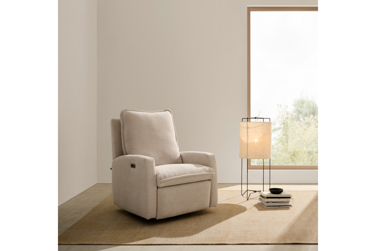 Sillón moderno de relax apertura eléctrica, giratorio y balancín modelo Nanna de Reyes Ordoñez