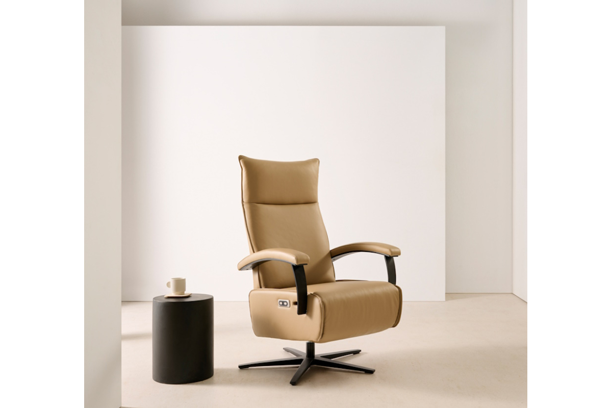 Sillón moderno de relax apertura eléctrica modelo Selfie con diseño minimalista de Reyes Ordoñez