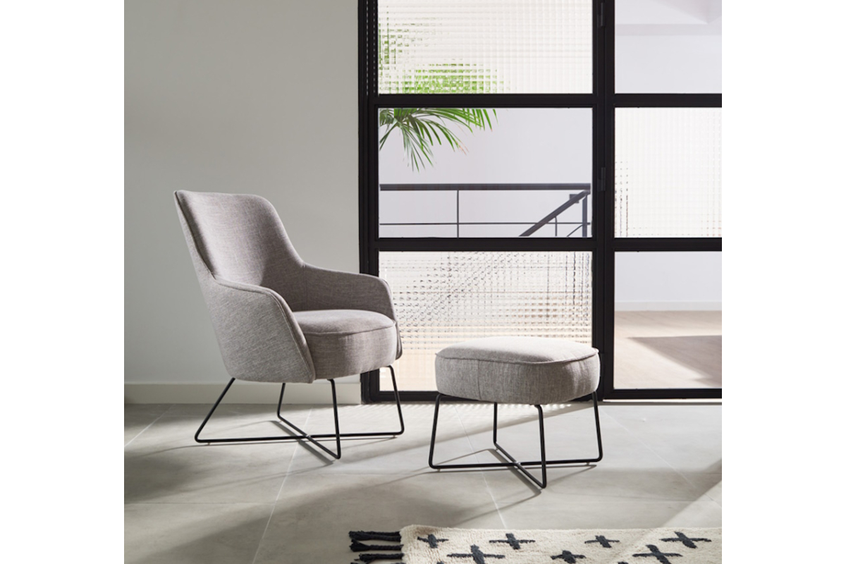 Sillón butaca con reposapiés modelo Mate con diseño moderno de Reyes Ordoñez
