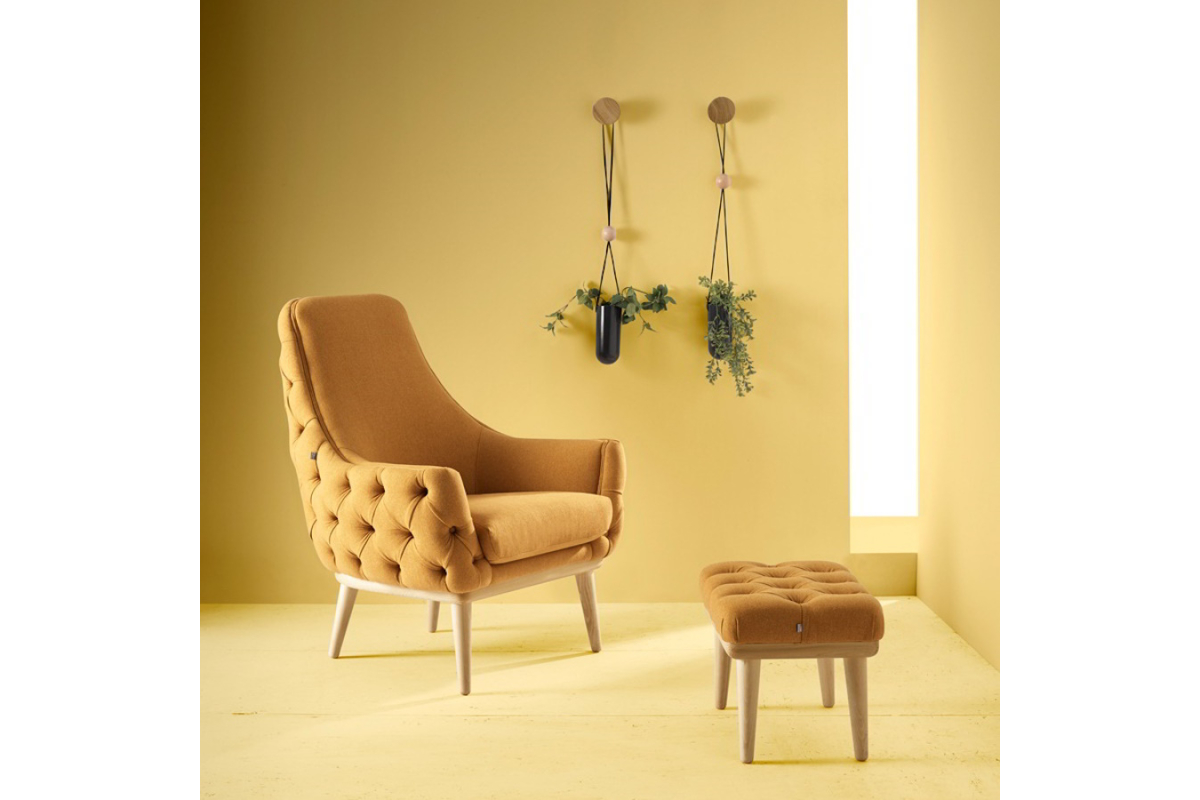 Sillón butaca con reposapies moderna modelo Moli Capitoné de Reyes Ordoñez