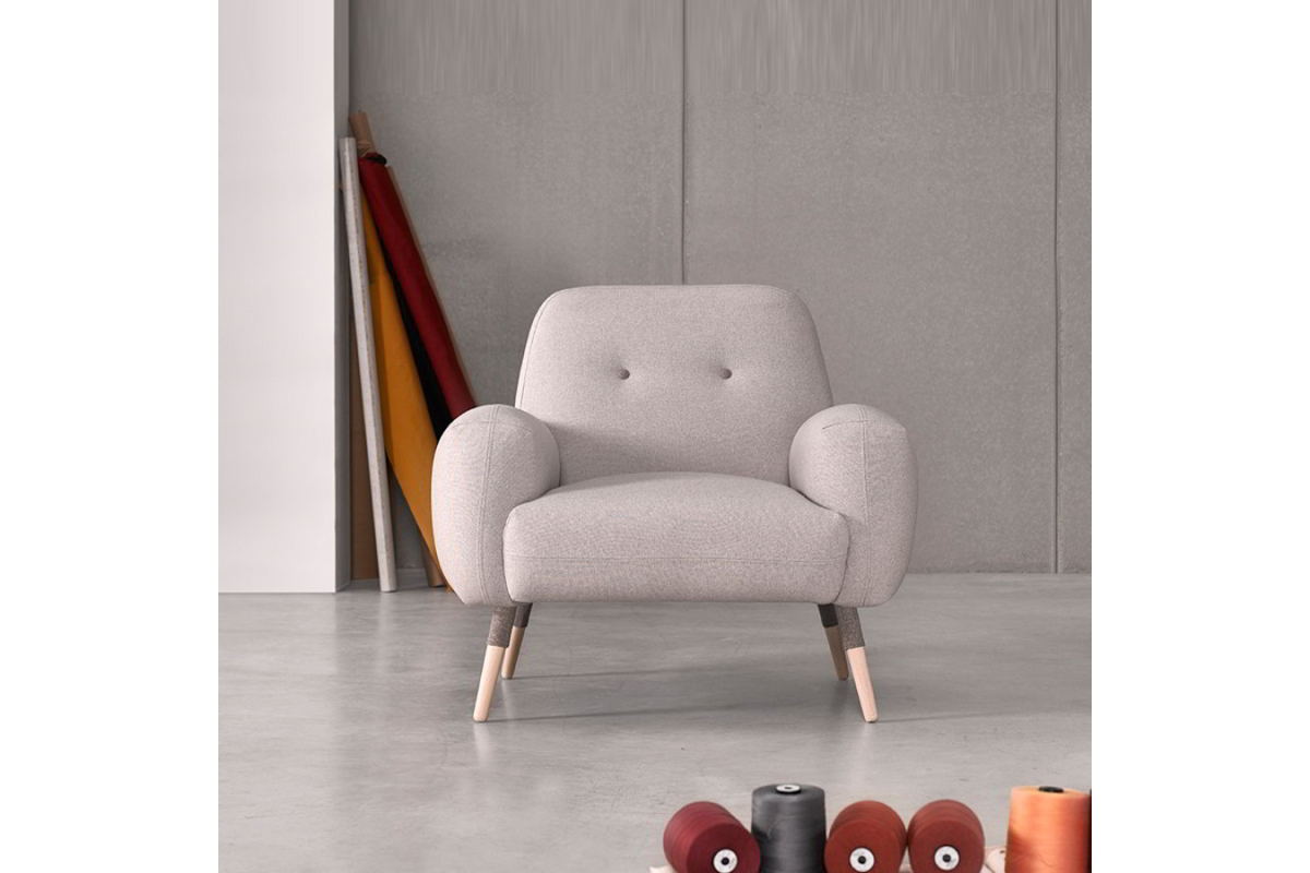 Sillón butaca con diseño moderno modelo Mona de Reyes Ordoñez