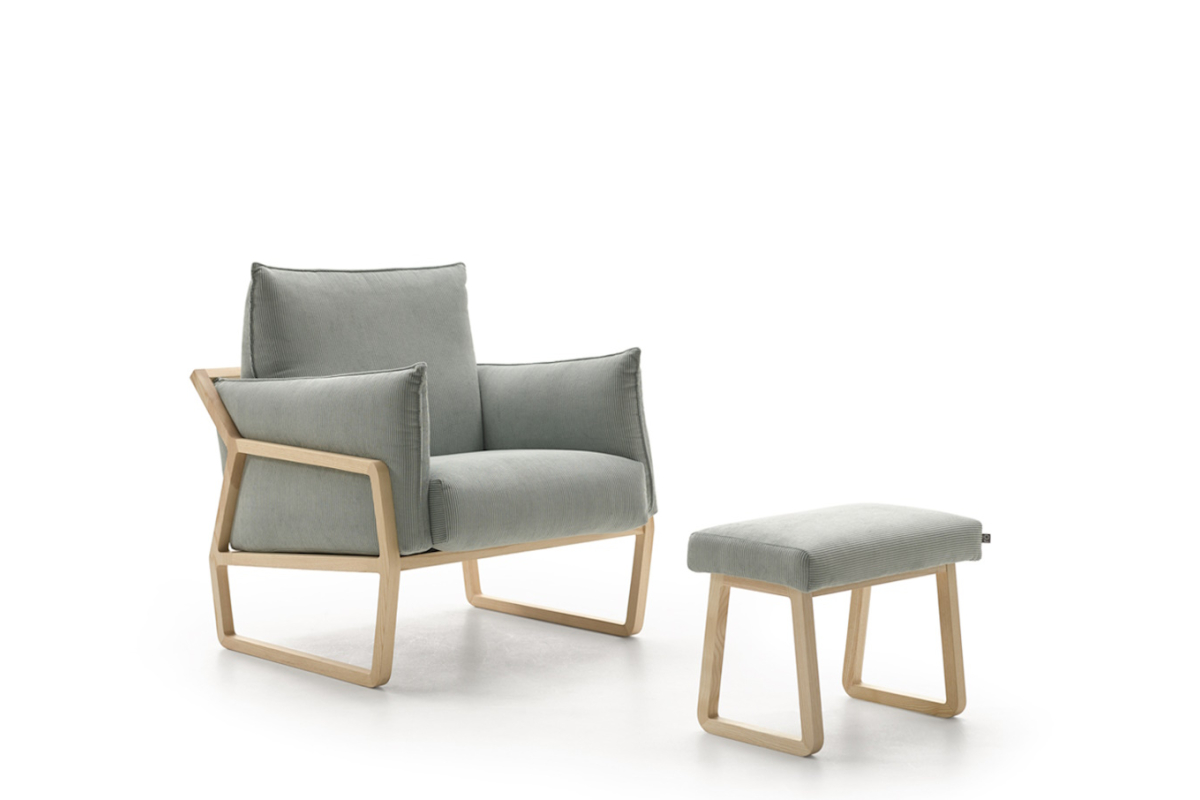 Butaca moderna con reposapies modelo Gema Madera con diseño minimalista sillones de Reyes Ordoñez