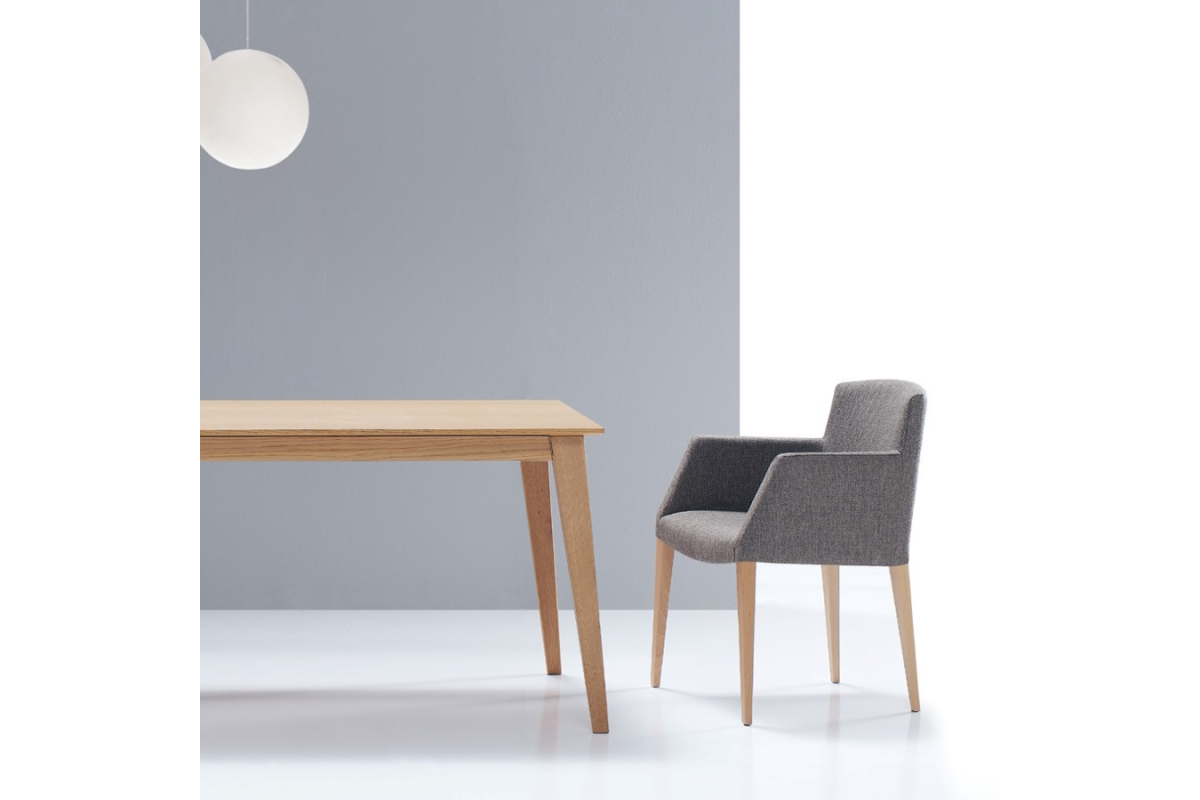 Sillón comedor con diseño moderno modelo Bat de Modesto Navarro