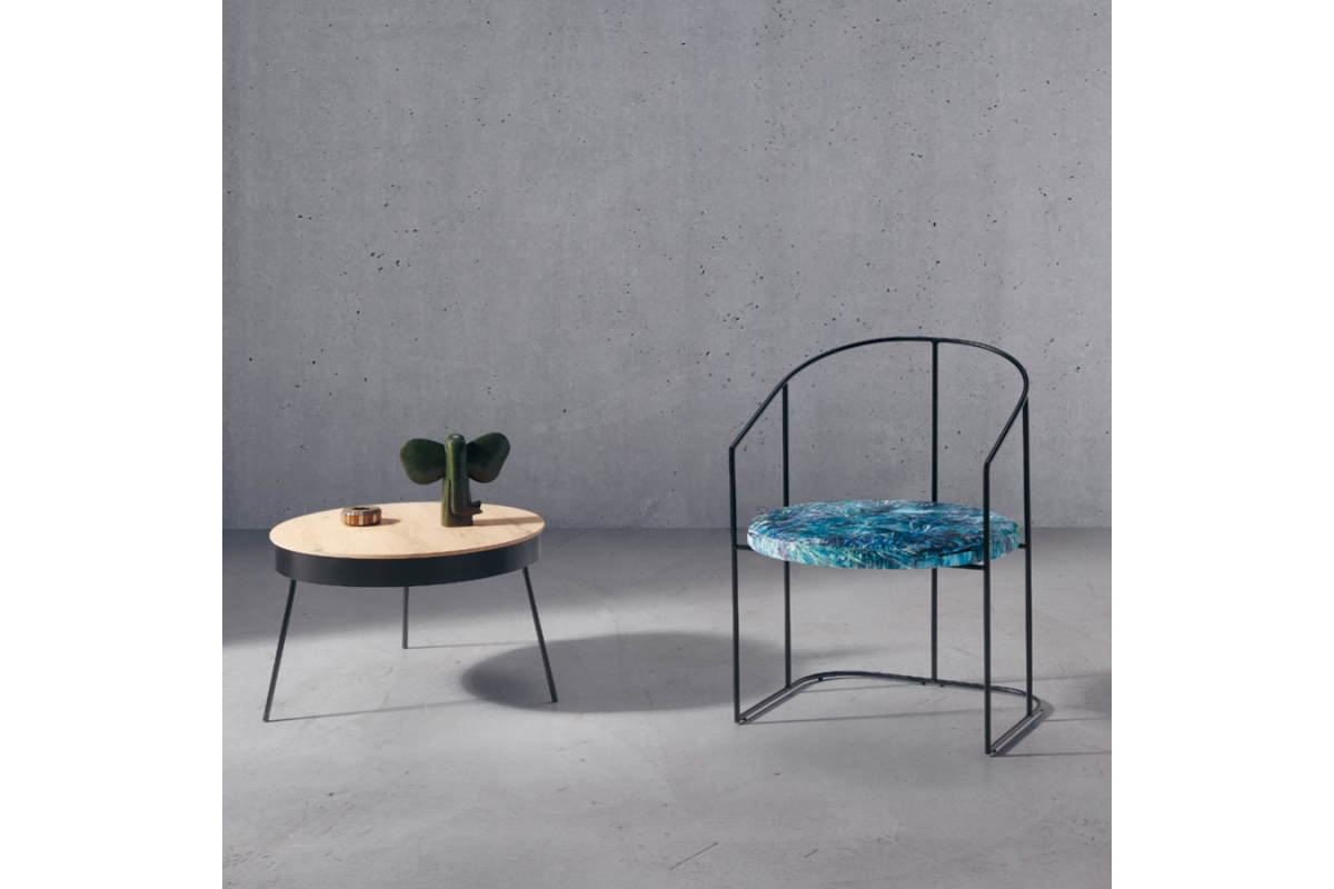 Silla de comedor con diseño acabado metálico modelo Máxima de Modesto Navarro