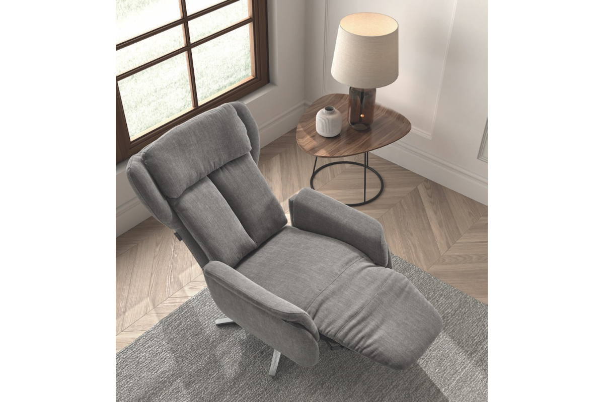 Detalle de sillón orejero giratorio de relax con diseño moderno modelo Kira apertura eléctrico o manual de Pedro Ortiz