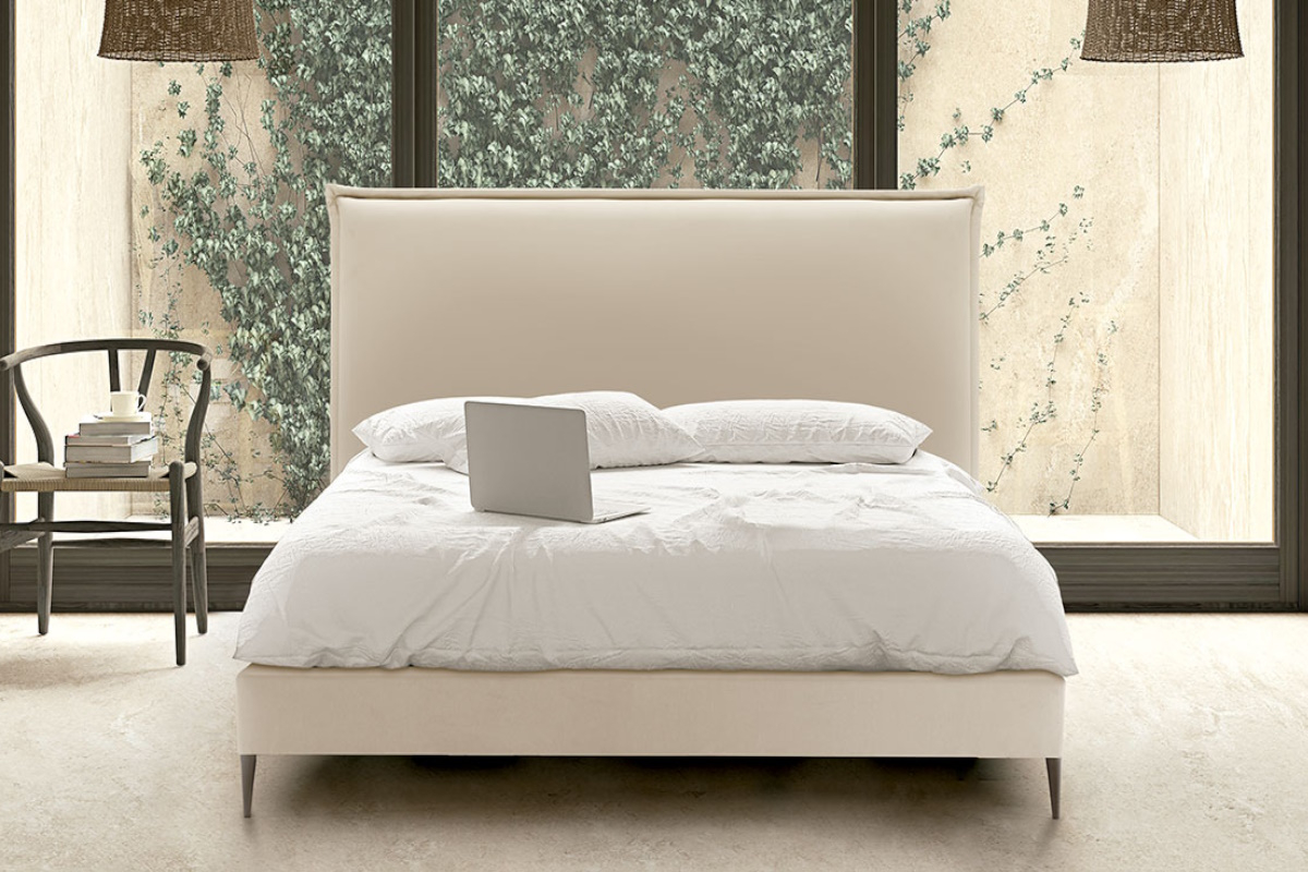 Cama tapizada moderna con canapé modelo Formentera de La Premier