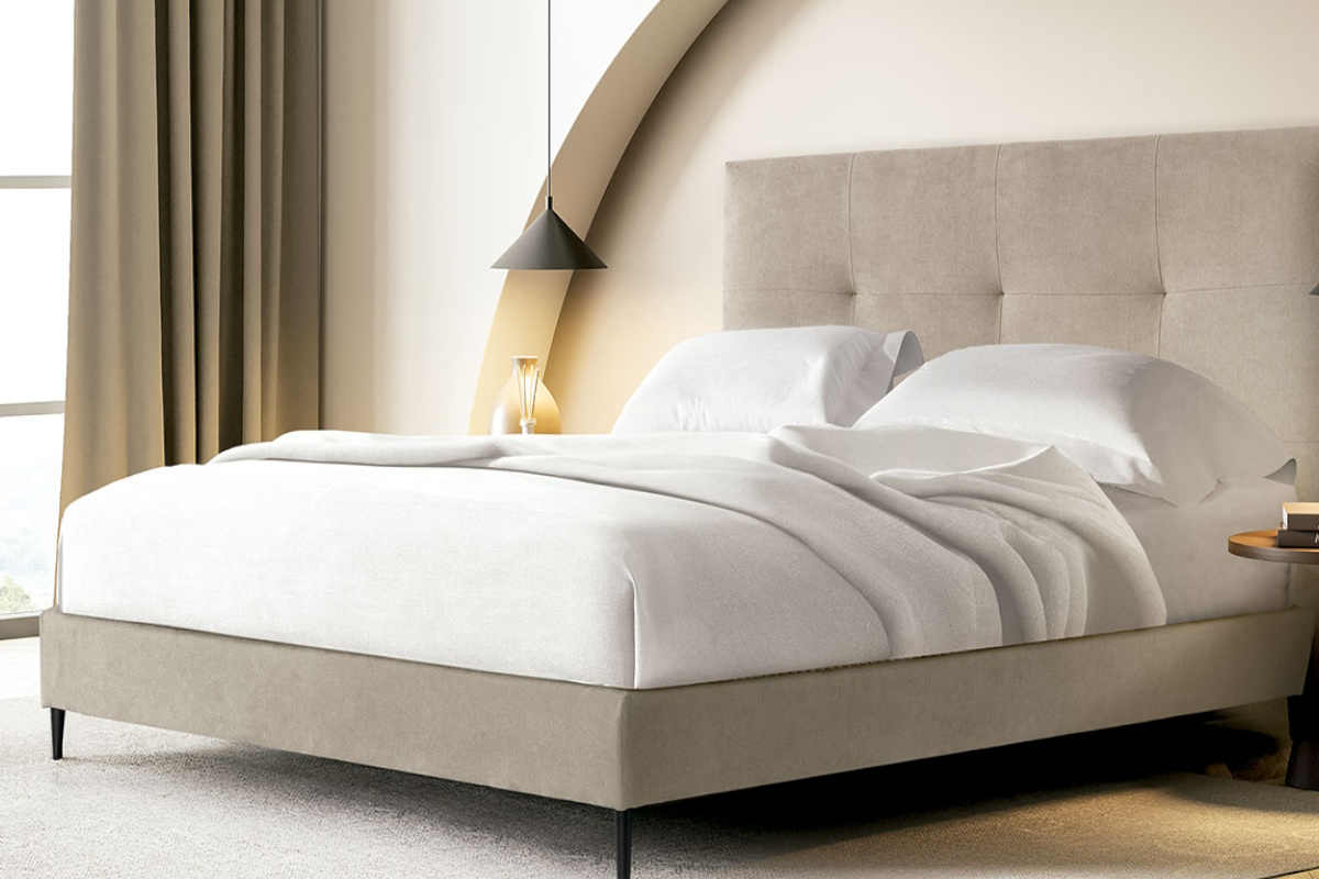 Cama tapizada moderna con cabezal modelo París de La Premier