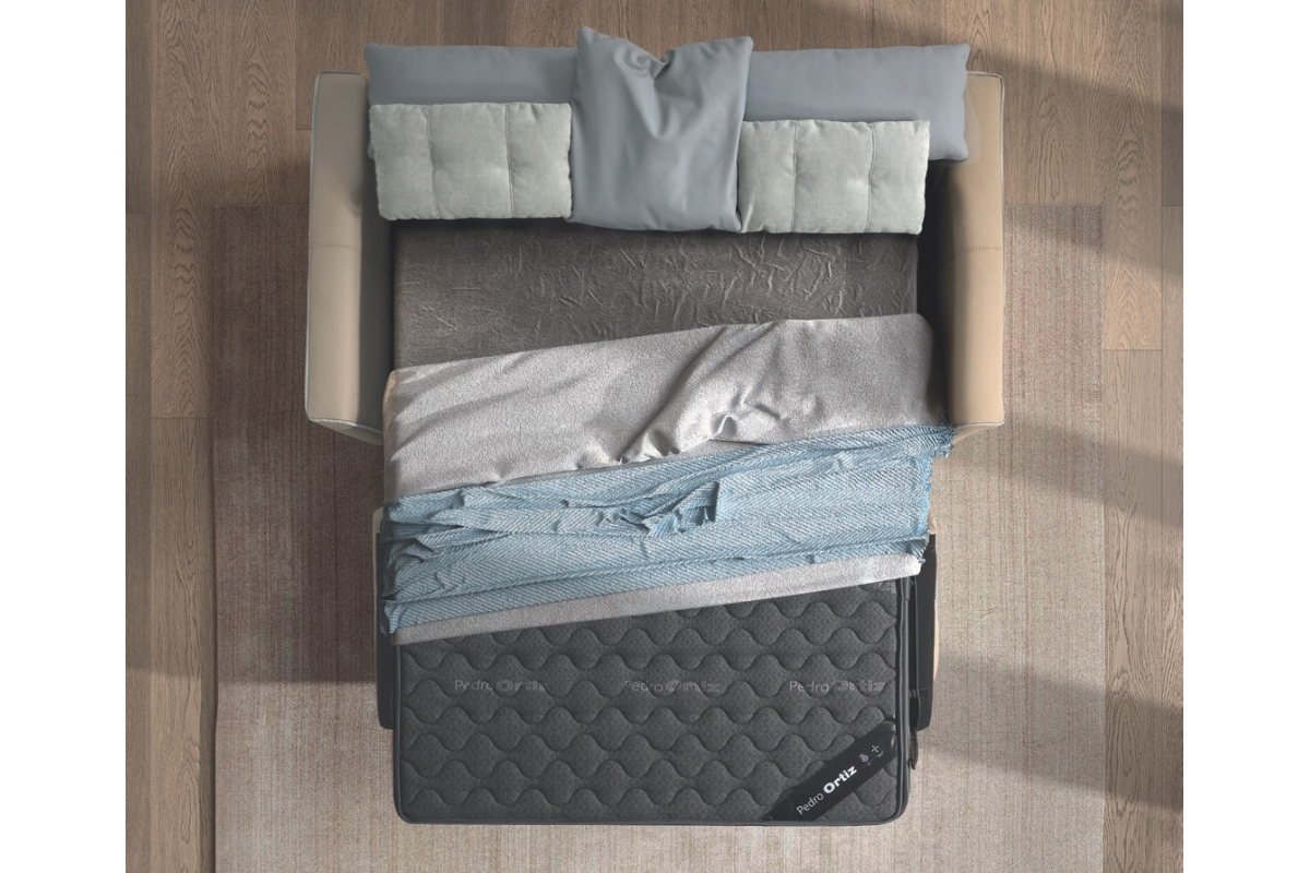 Sofá cama con diseño moderno modelo Báltico con detalle apertura italiana de Pedro Ortiz