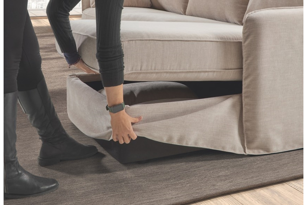 Detalle sofá cama moderno con chaiselongue desenfundable de Pedro Ortiz