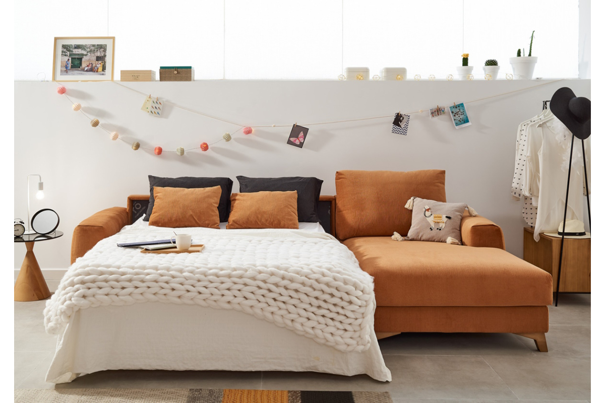 Sofá cama con chaiselongue moderno modelo Wanda detalle apertura italiana de Reyes Ordoñez