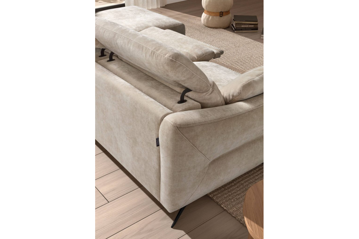 Detalle sofá moderno modelo Alicia con asientos relax eléctricos con diseño minimalista de Pedro Ortiz